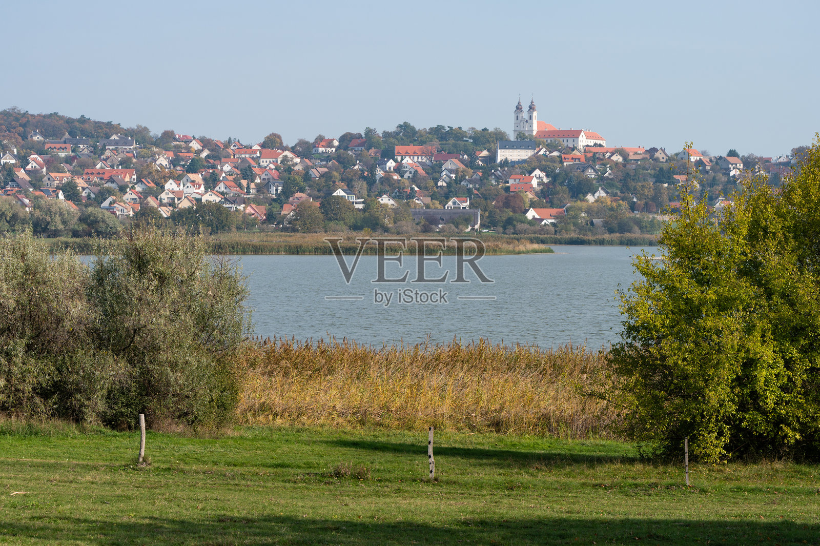 秋季的提哈尼，修道院与内湖（Belső-tó）的景观照片摄影图片