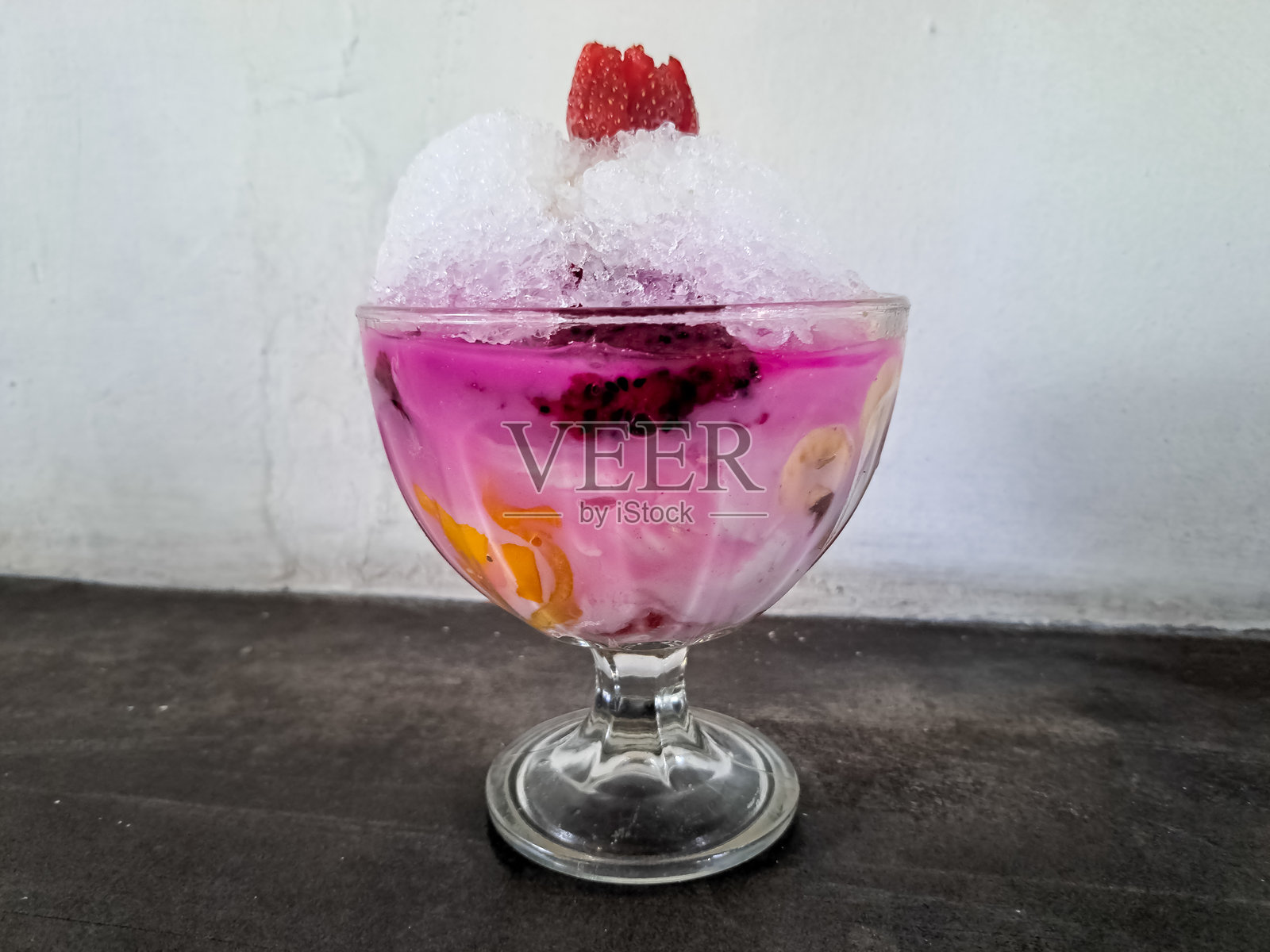 冰镇混合水果汤（高级版）。甜点菜单。照片摄影图片