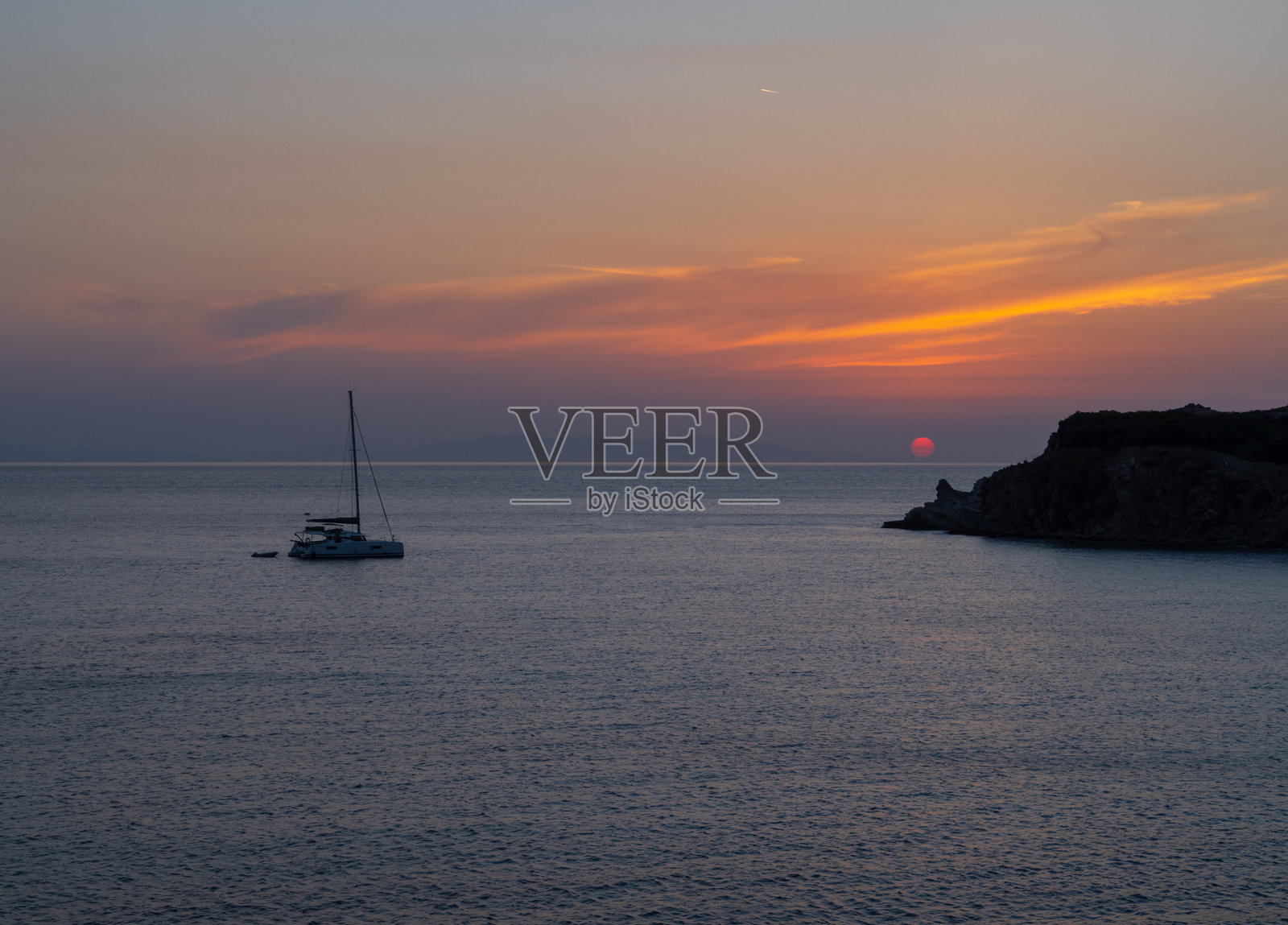 希腊爱琴海日落时的游艇照片摄影图片