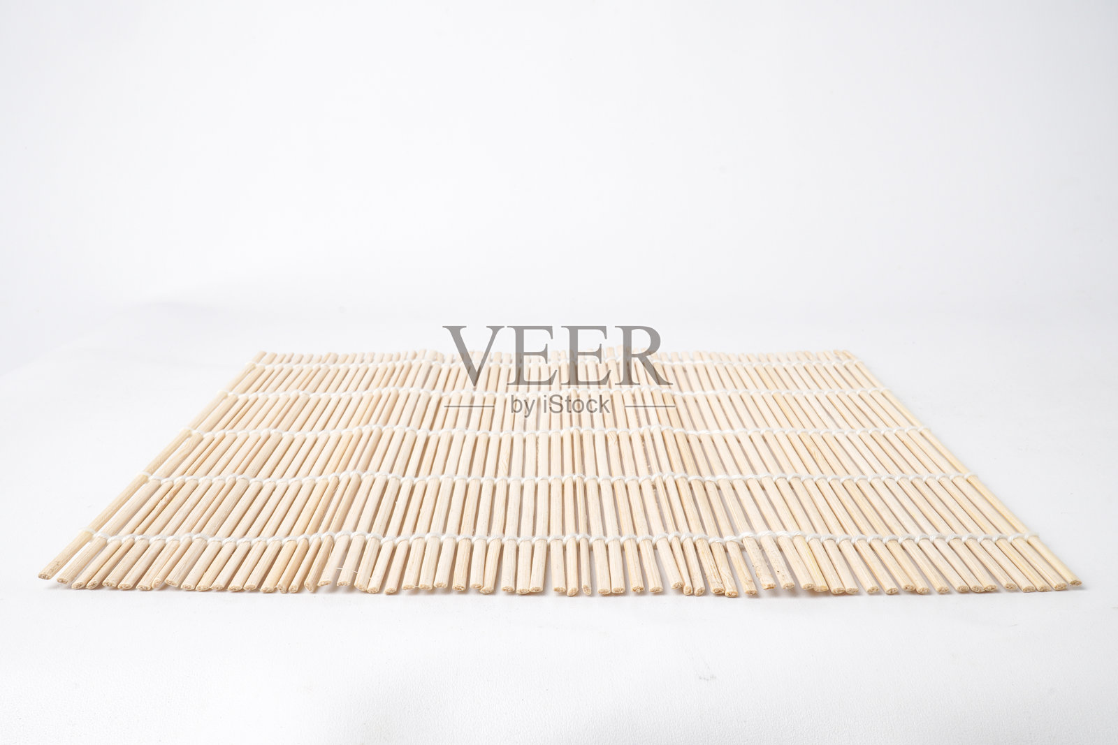 日本木制竹制寿司垫特写照片，孤立在白色背景上。以30度角拍摄。照片摄影图片