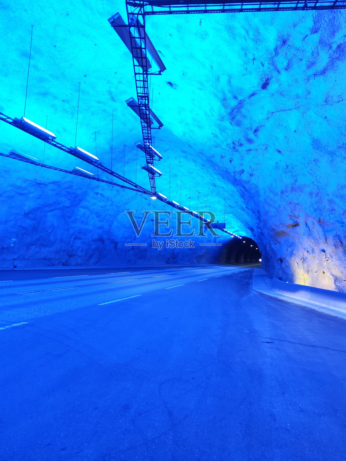 蓝色灯光照亮的拉尔达尔隧道，靠近弗拉姆照片摄影图片