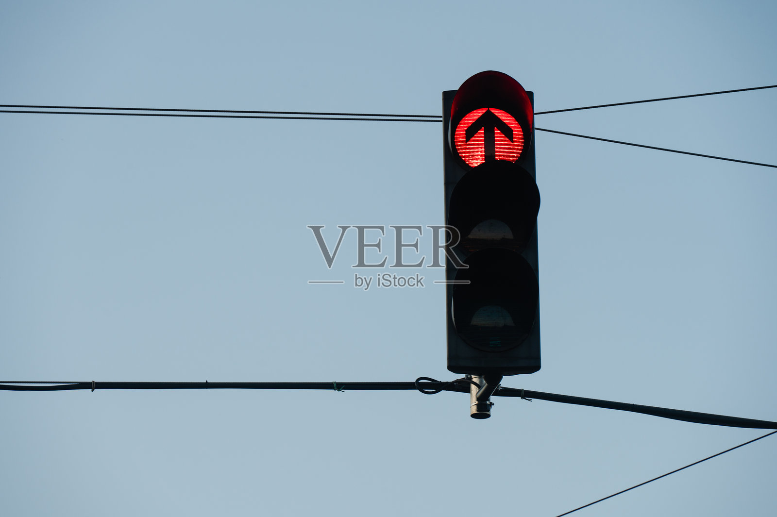 红色交通信号灯与箭头信号在晴朗的天空下照片摄影图片