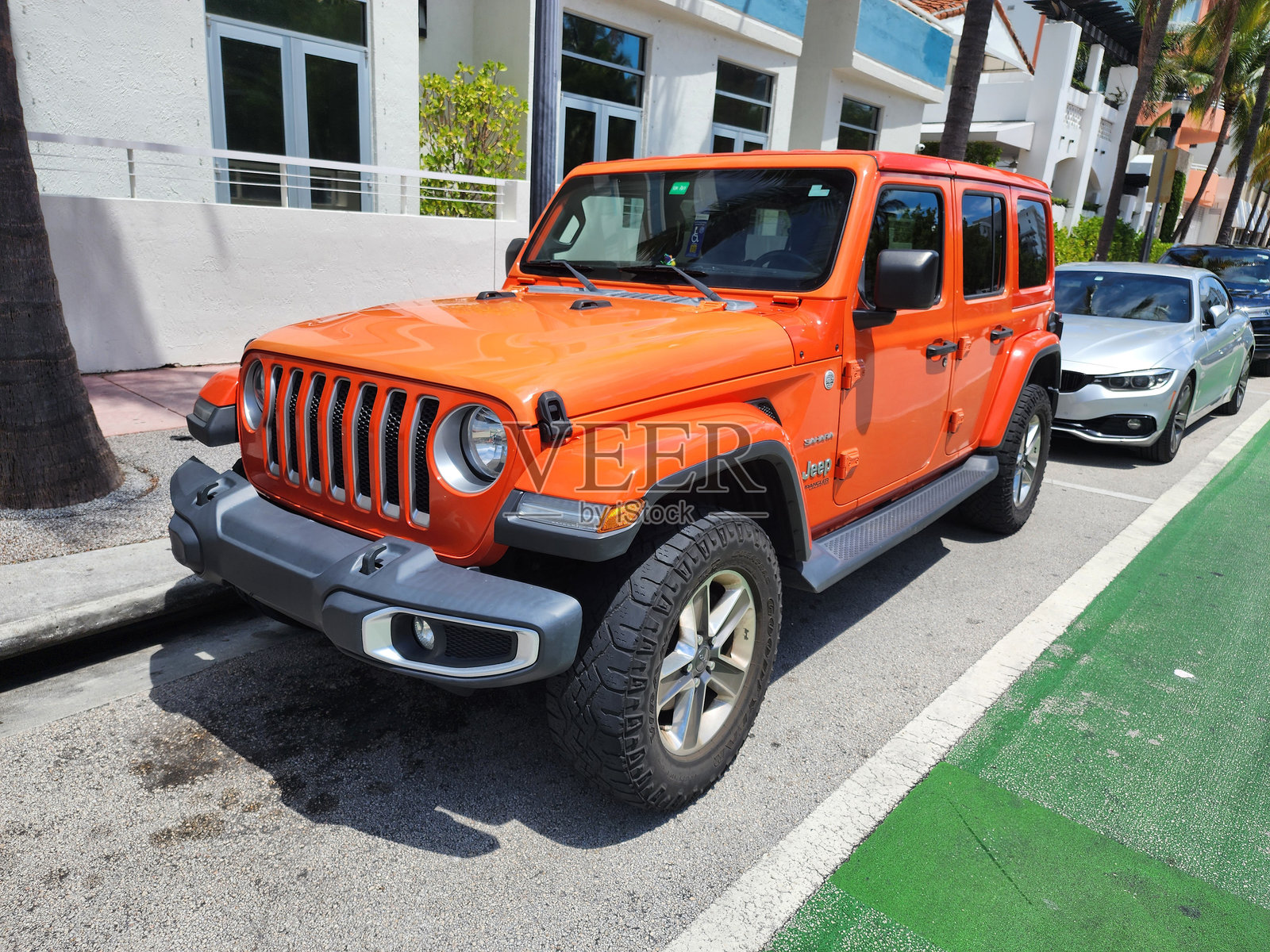 2018年吉普牧马人无限版沙漠版4x4全轮驱动，橙色，位于迈阿密海滩的海洋大道。吉普是受欢迎的SUV跨界品牌。照片摄影图片