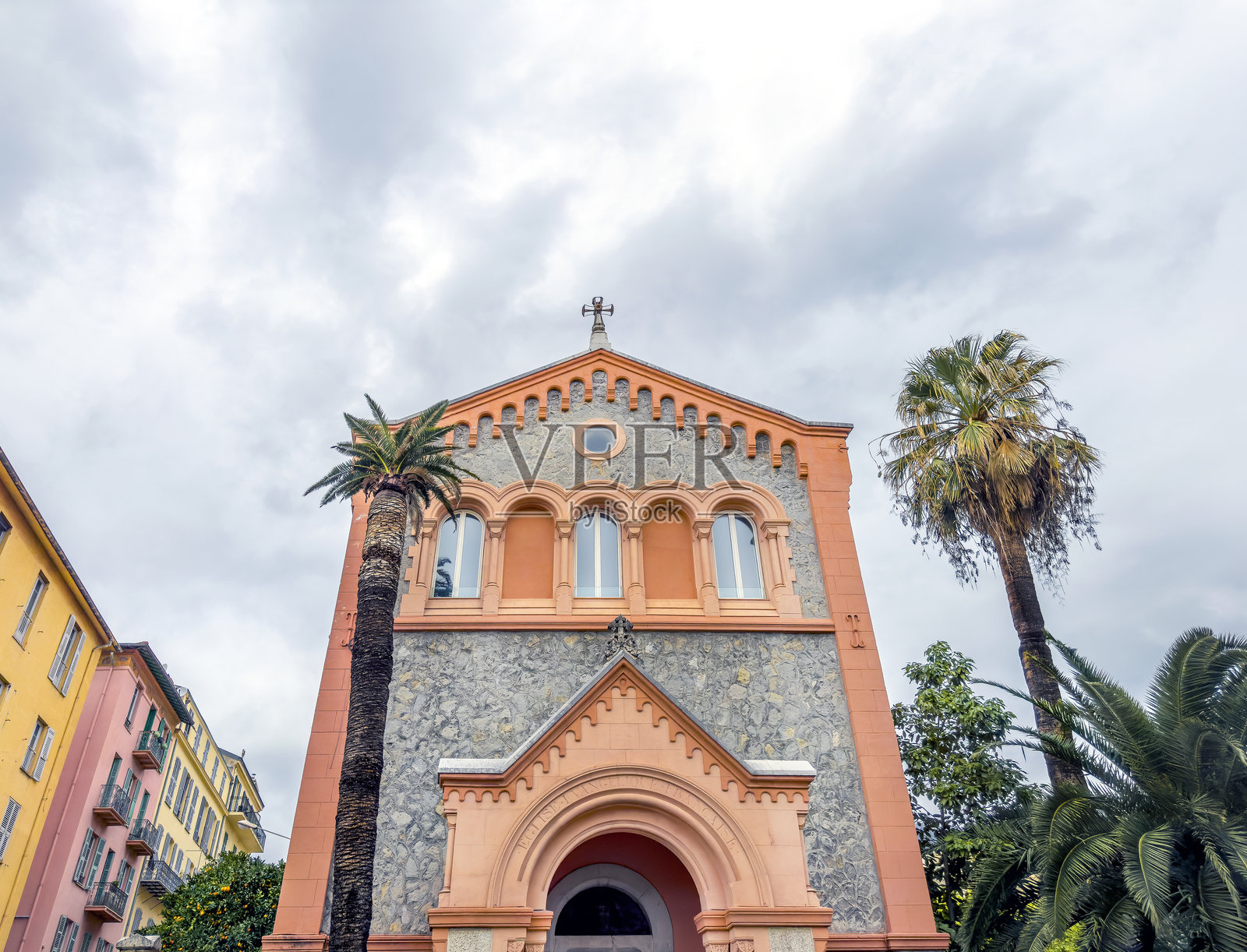 法国里维埃拉教堂建筑的低角度外观照片摄影图片