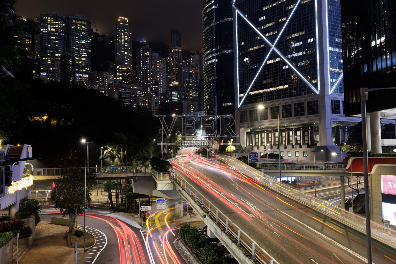 香港中区夜间繁忙的交通，桥梁周围高楼大厦，流动的光带。照片摄影图片
