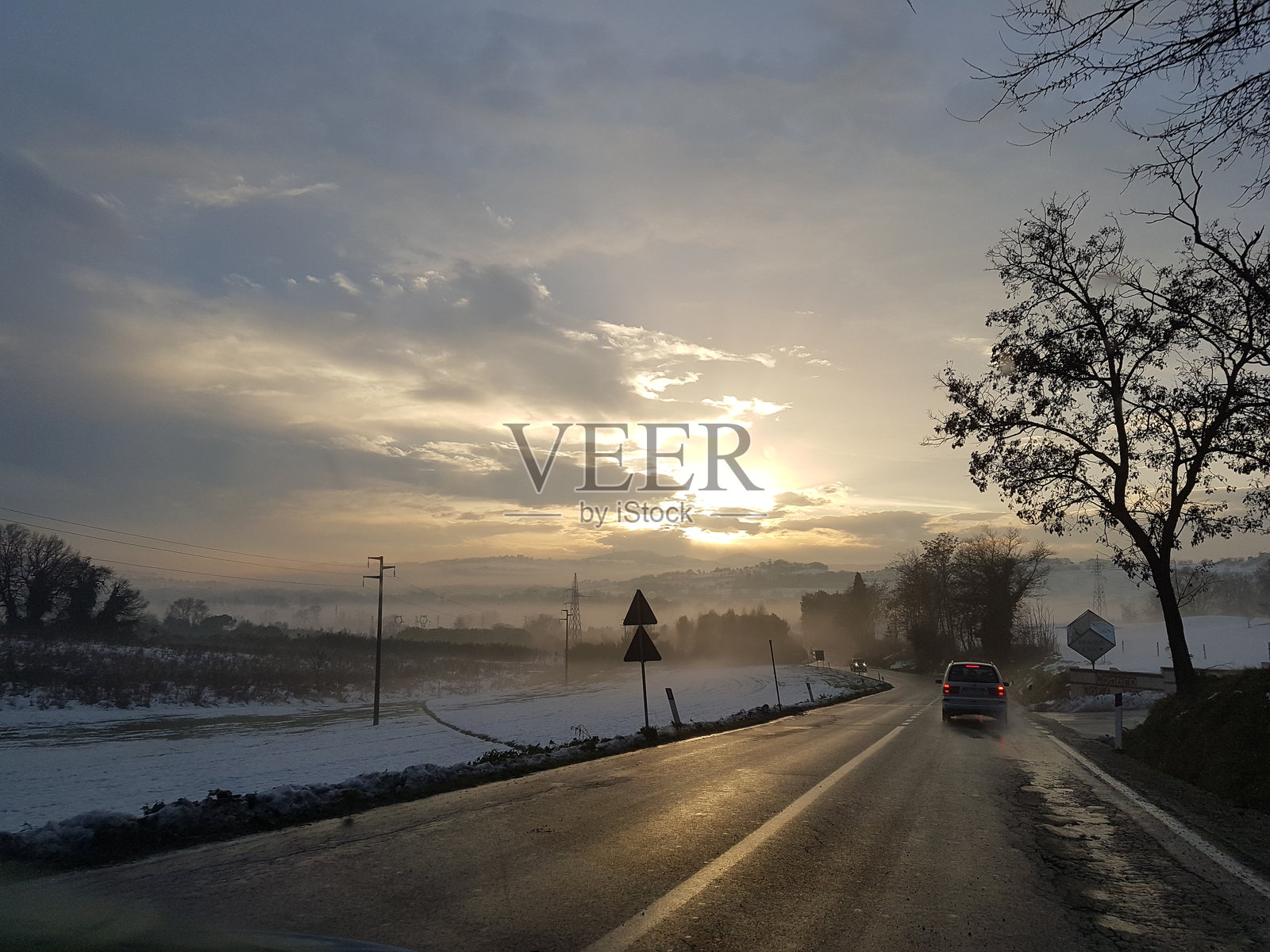 雪中的日落照片摄影图片