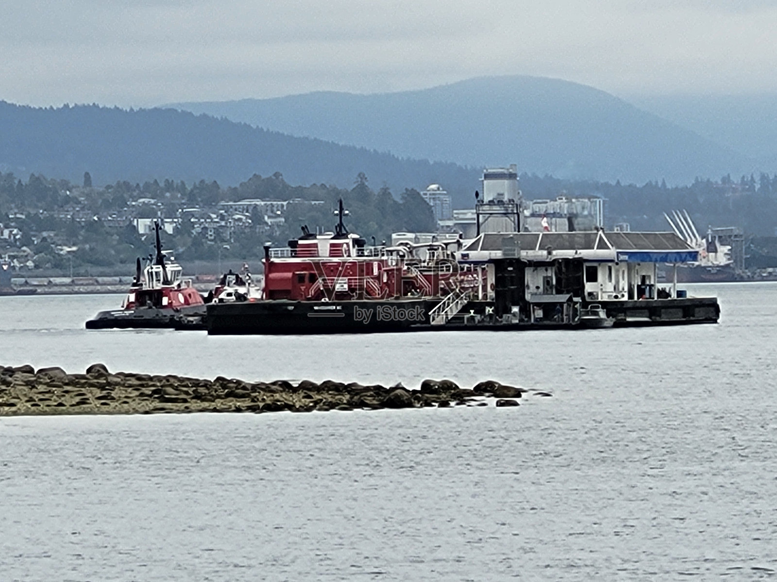 温哥华斯坦利公园海堤水景、交通工具、云景和建筑物的九月景象照片摄影图片