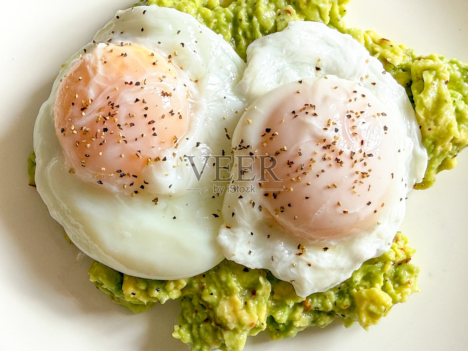 两颗水煮蛋配鳄梨照片摄影图片