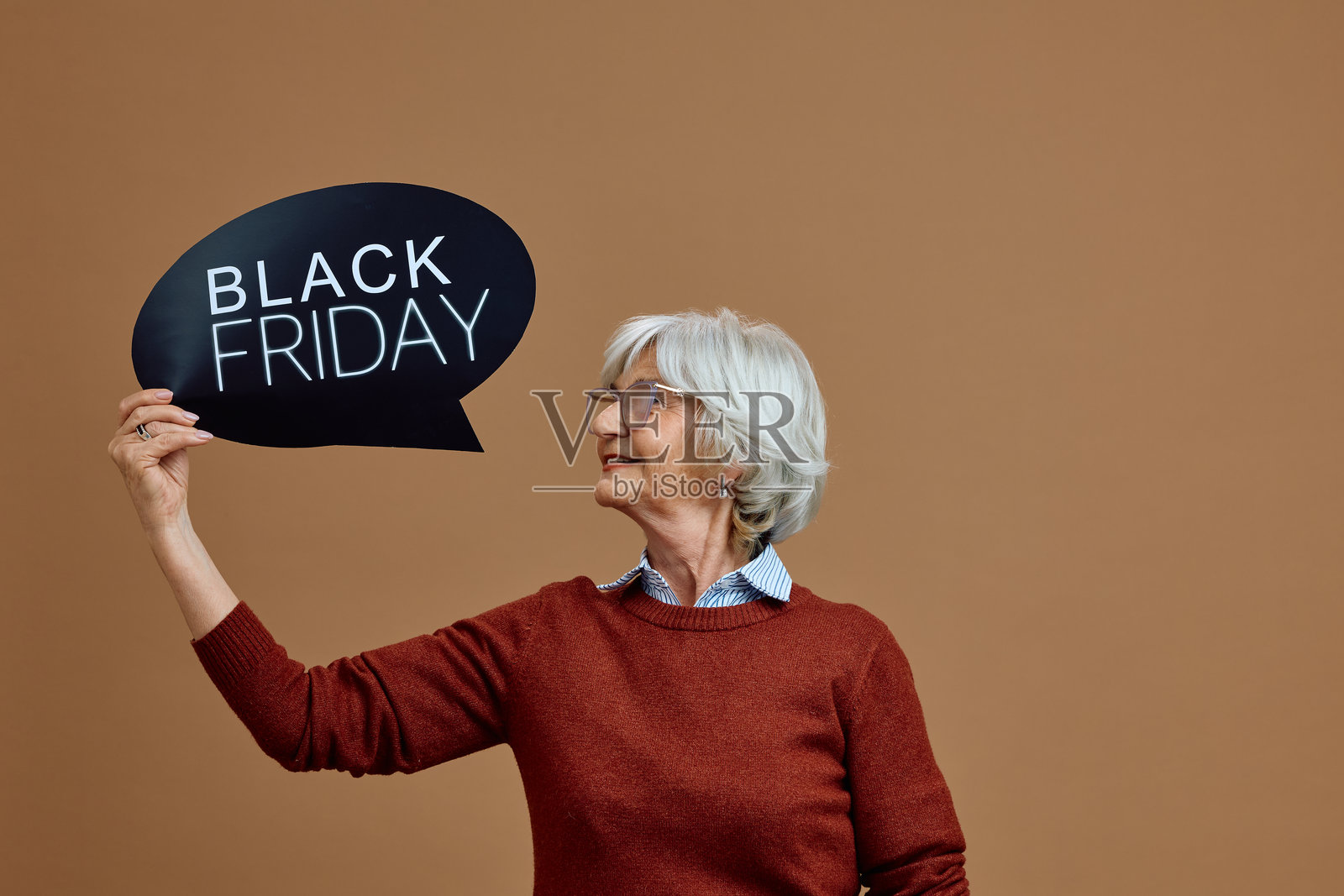 快乐的老年女性与黑色星期五的对话气泡。照片摄影图片