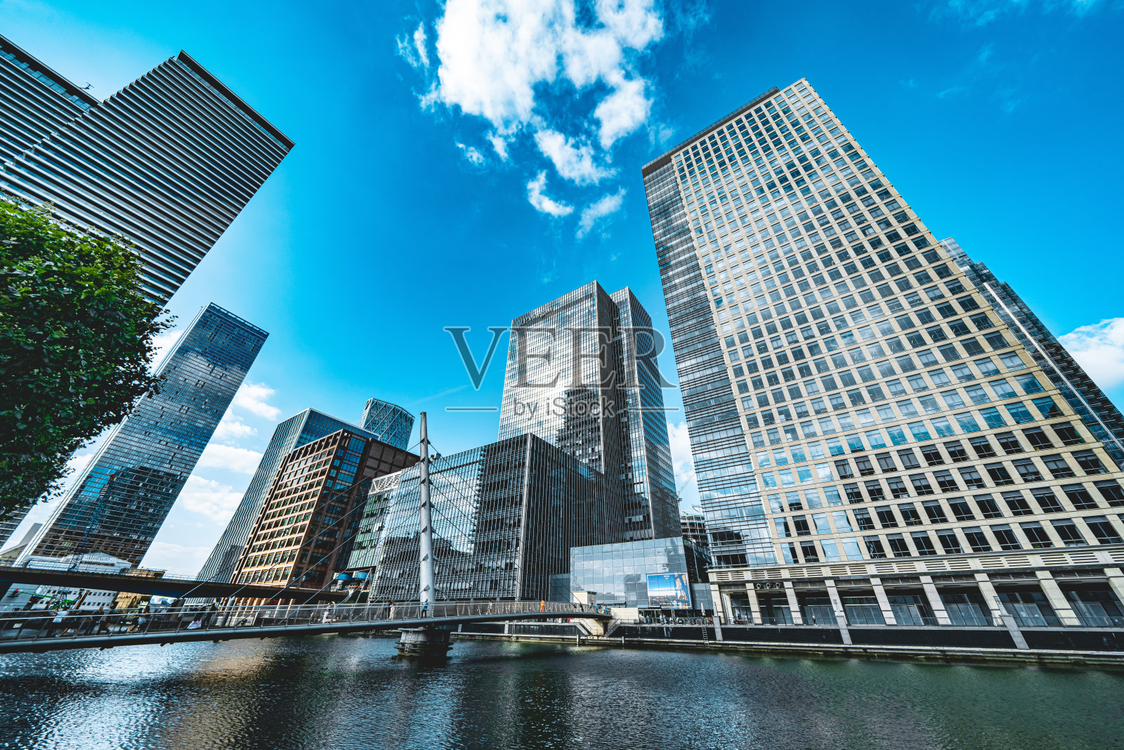 伦敦金丝雀码头的南码头人行天桥照片摄影图片