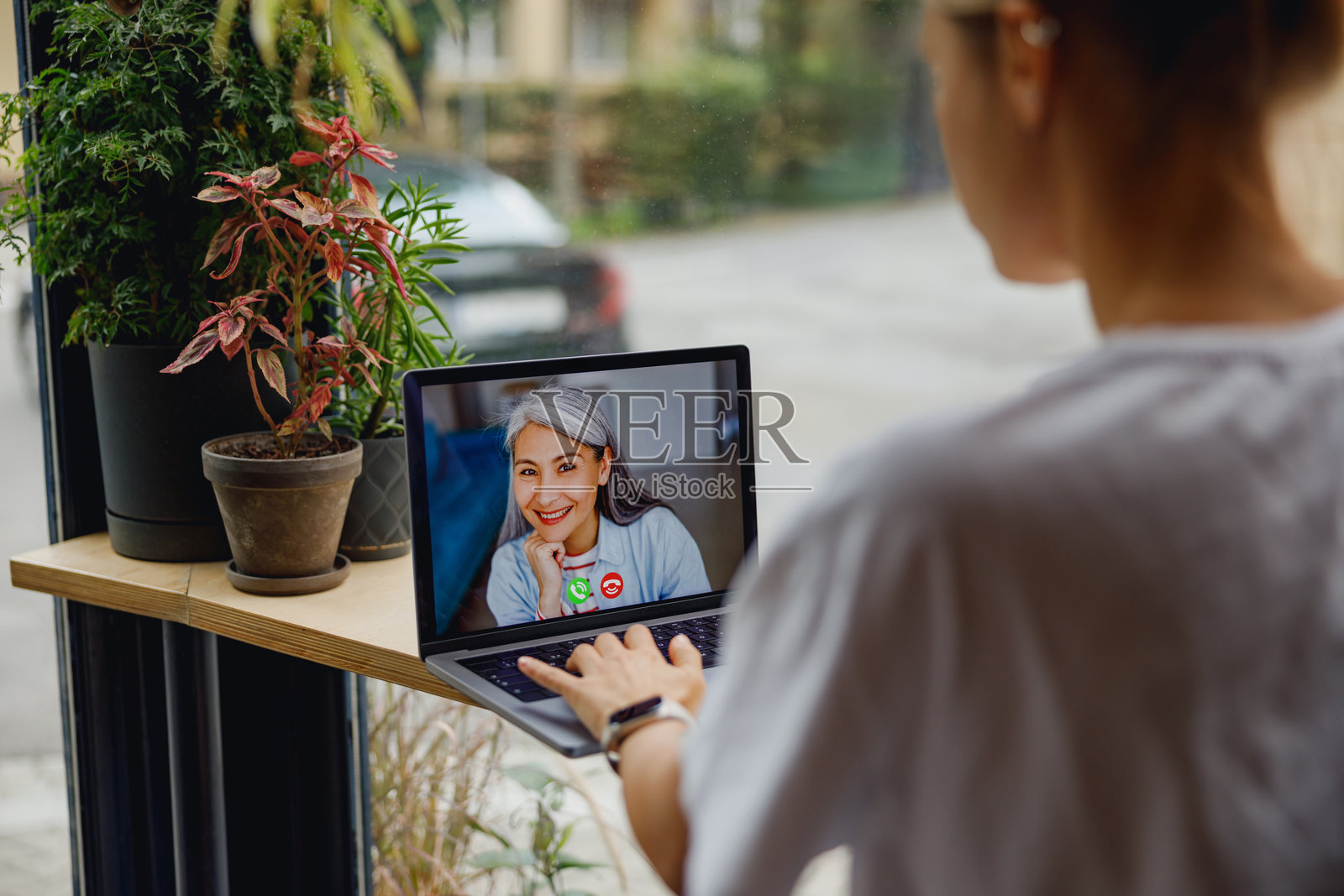 与家中快乐明亮的孩子进行视频通话的虚拟连接照片摄影图片