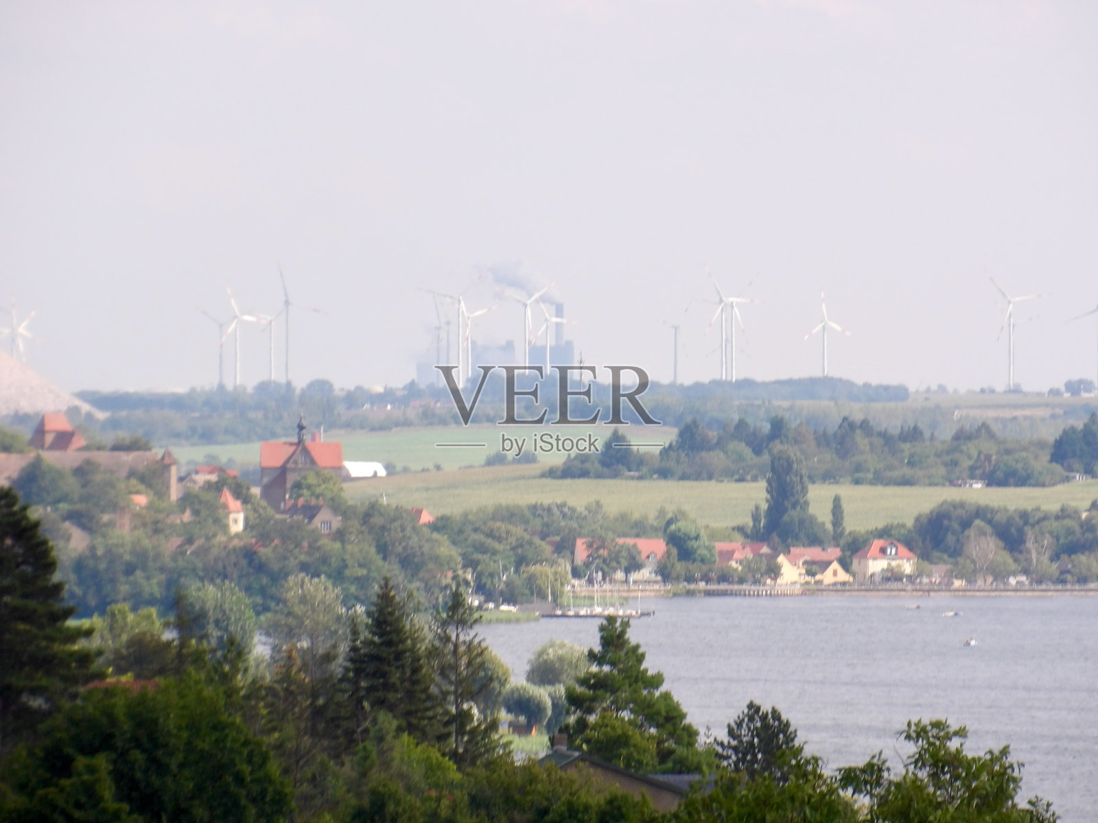 在曼斯费尔德地区的苏塞湖周围骑行，欣赏塞布格城堡、斯特·尼古拉教堂、哈尔登和宾德湖的美景。照片摄影图片