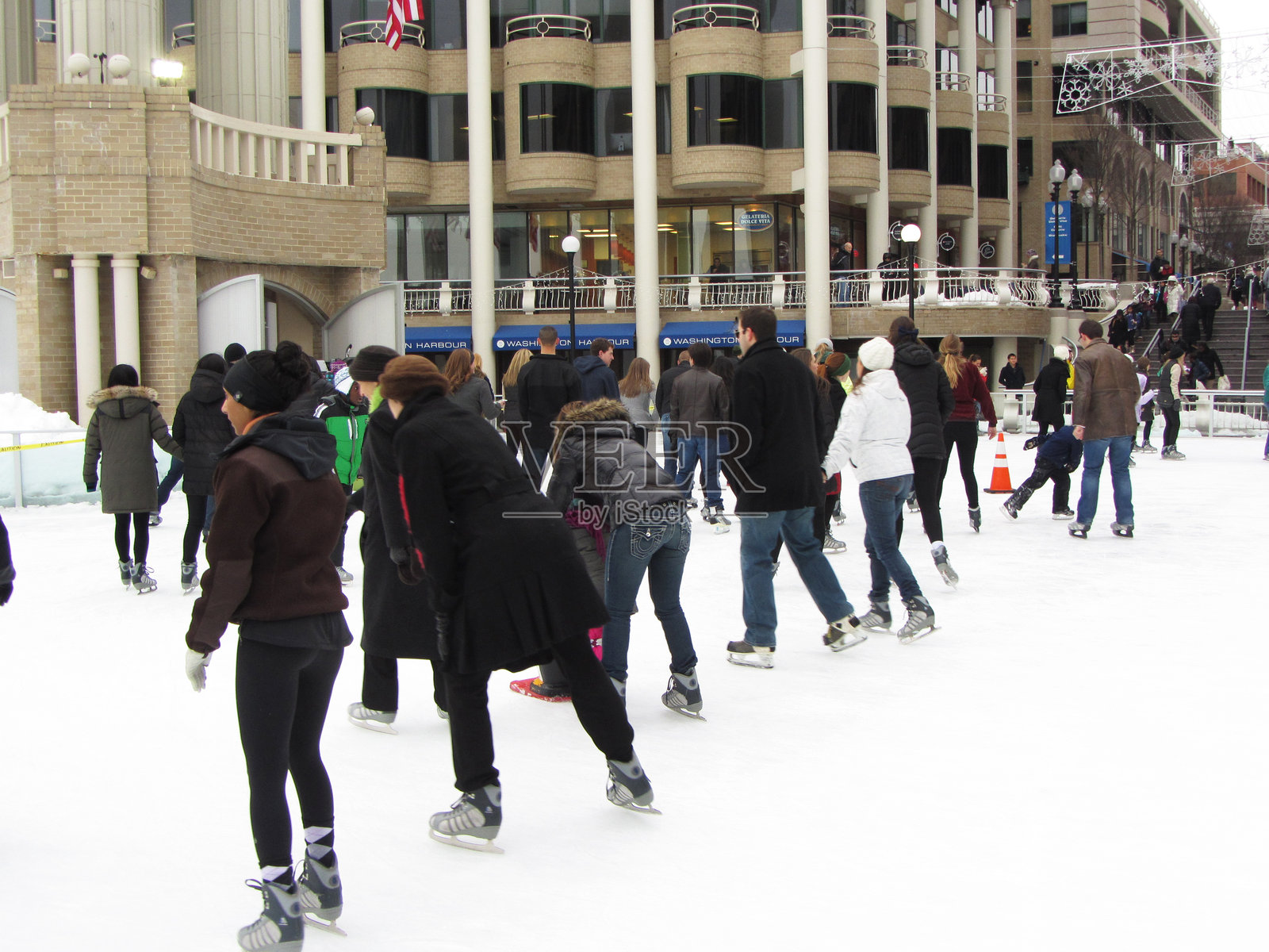 大群人排成一行滑冰照片摄影图片
