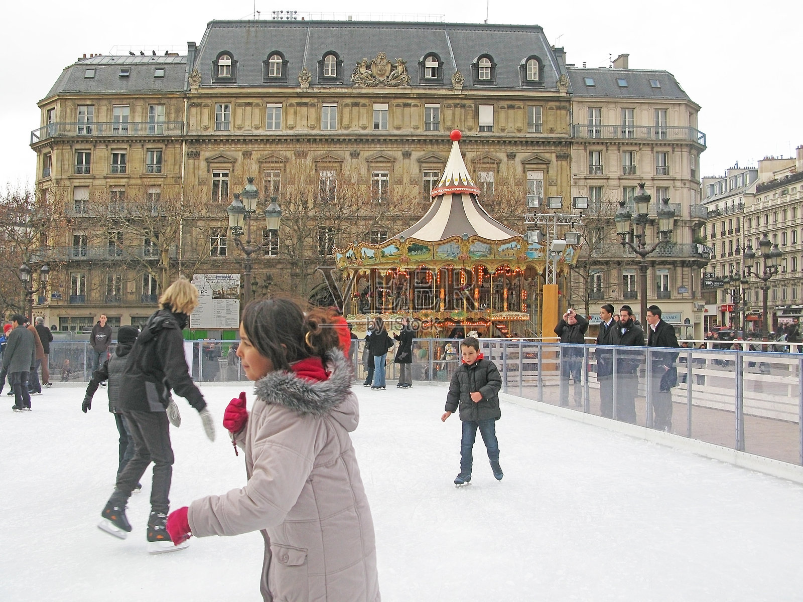 人们在滑冰照片摄影图片