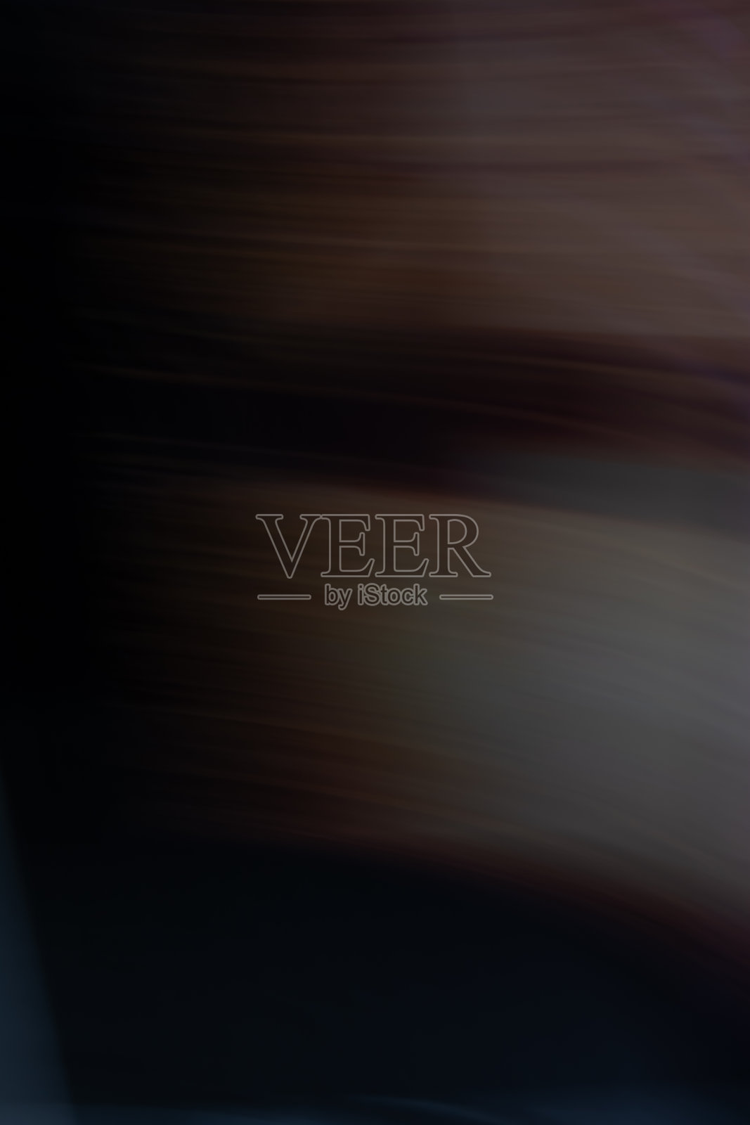 抽象图像，呈现深棕色和黑色渐变，带有微妙的横向运动，营造出神秘的氛围。照片摄影图片