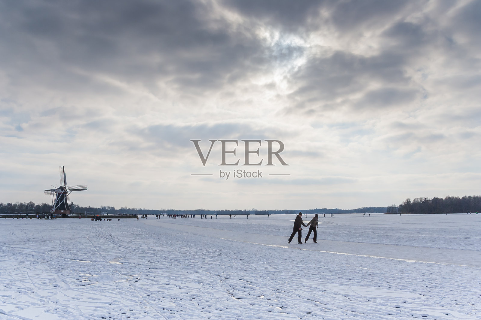 湖面上滑冰的情侣照片摄影图片