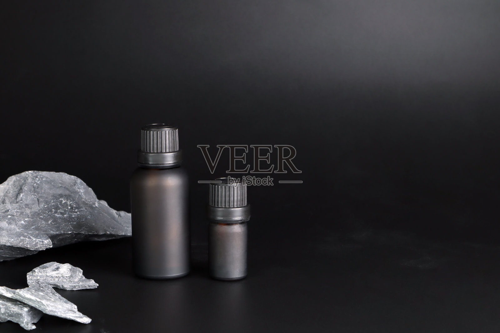 豪华香氛藤条扩香器在漂亮卧室的桌子上照片摄影图片