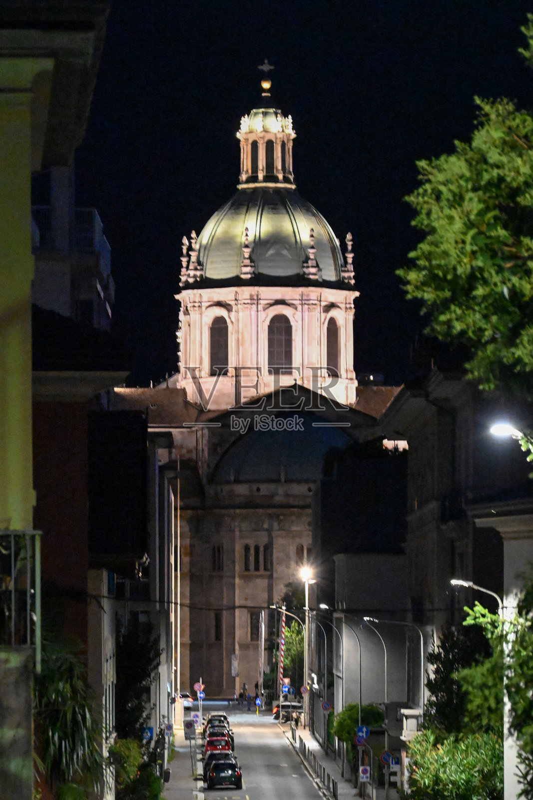 科莫大教堂（圣玛丽亚升天大教堂）夜景。照片摄影图片