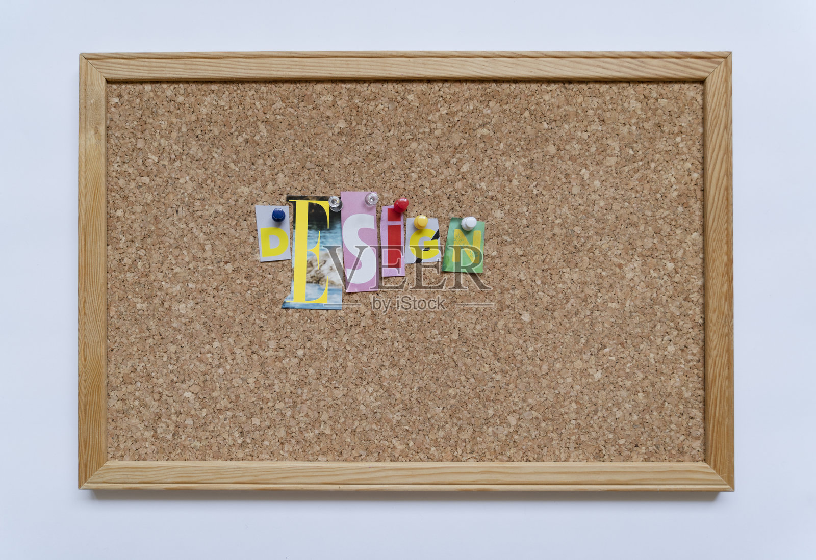 设计字词钉在软木板上照片摄影图片