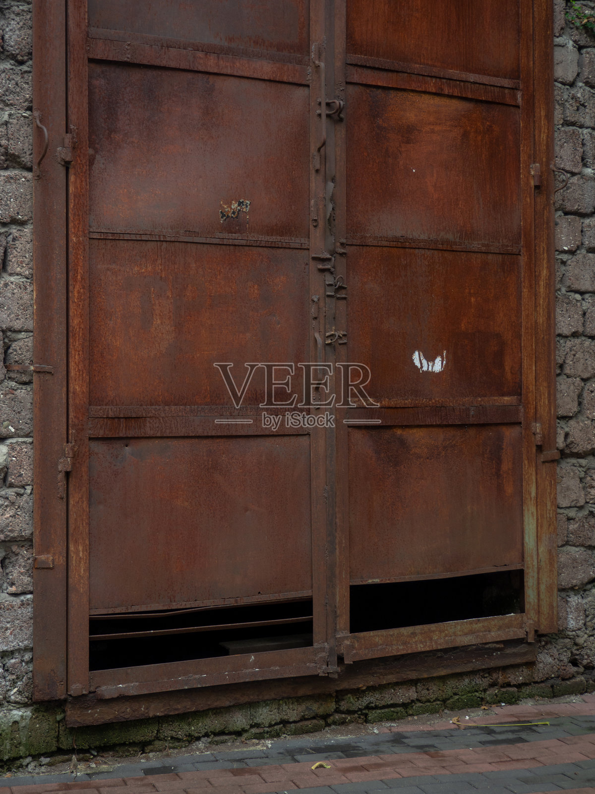 大型封闭的生锈门。古老的铁门。照片摄影图片