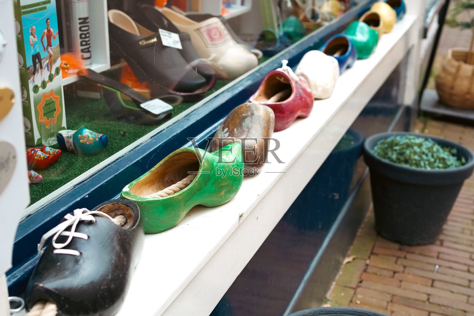 荷兰木鞋商店与传统荷兰木鞋照片摄影图片