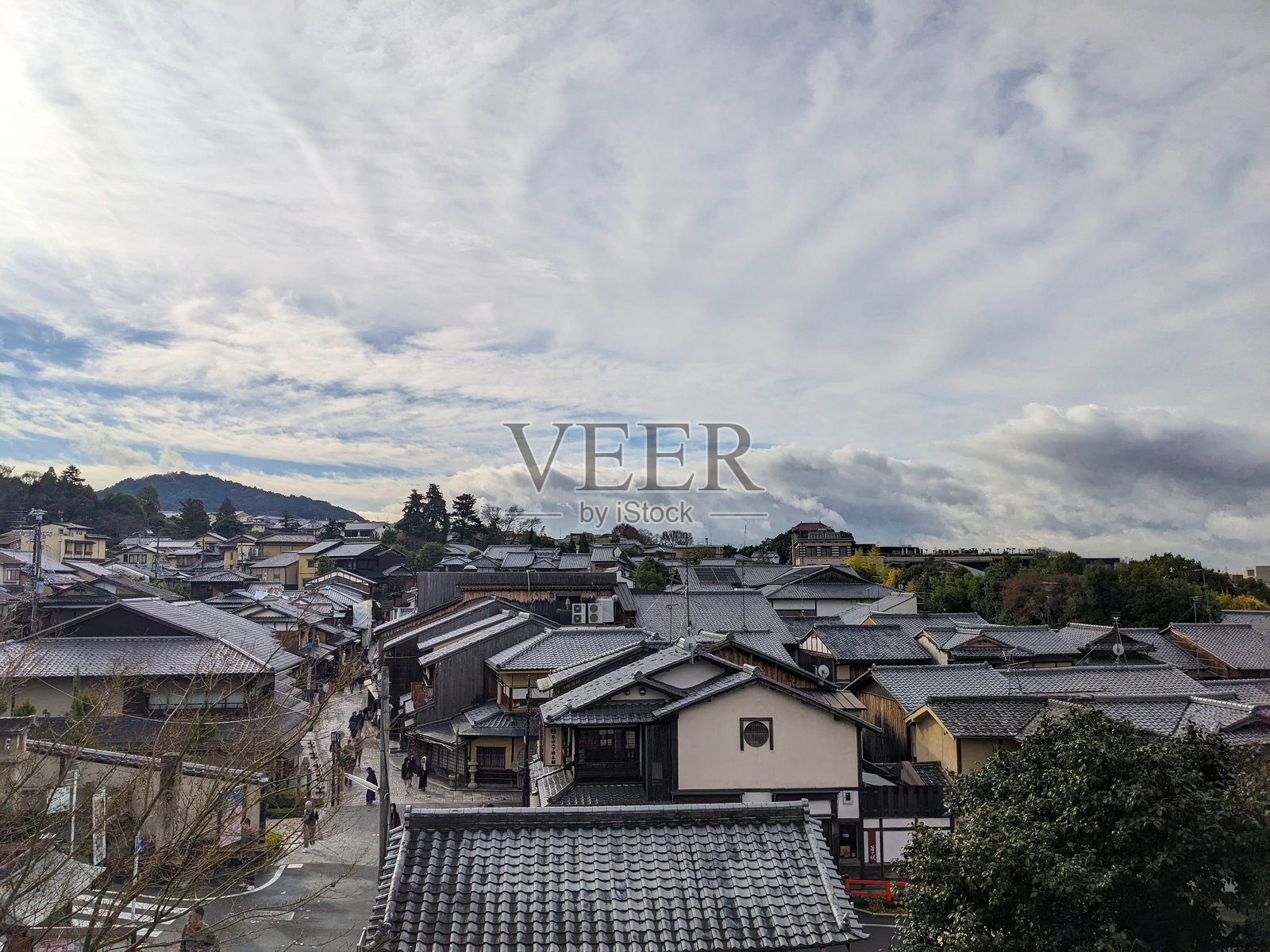 传统日本房屋和行人之间的石铺二年坂照片摄影图片