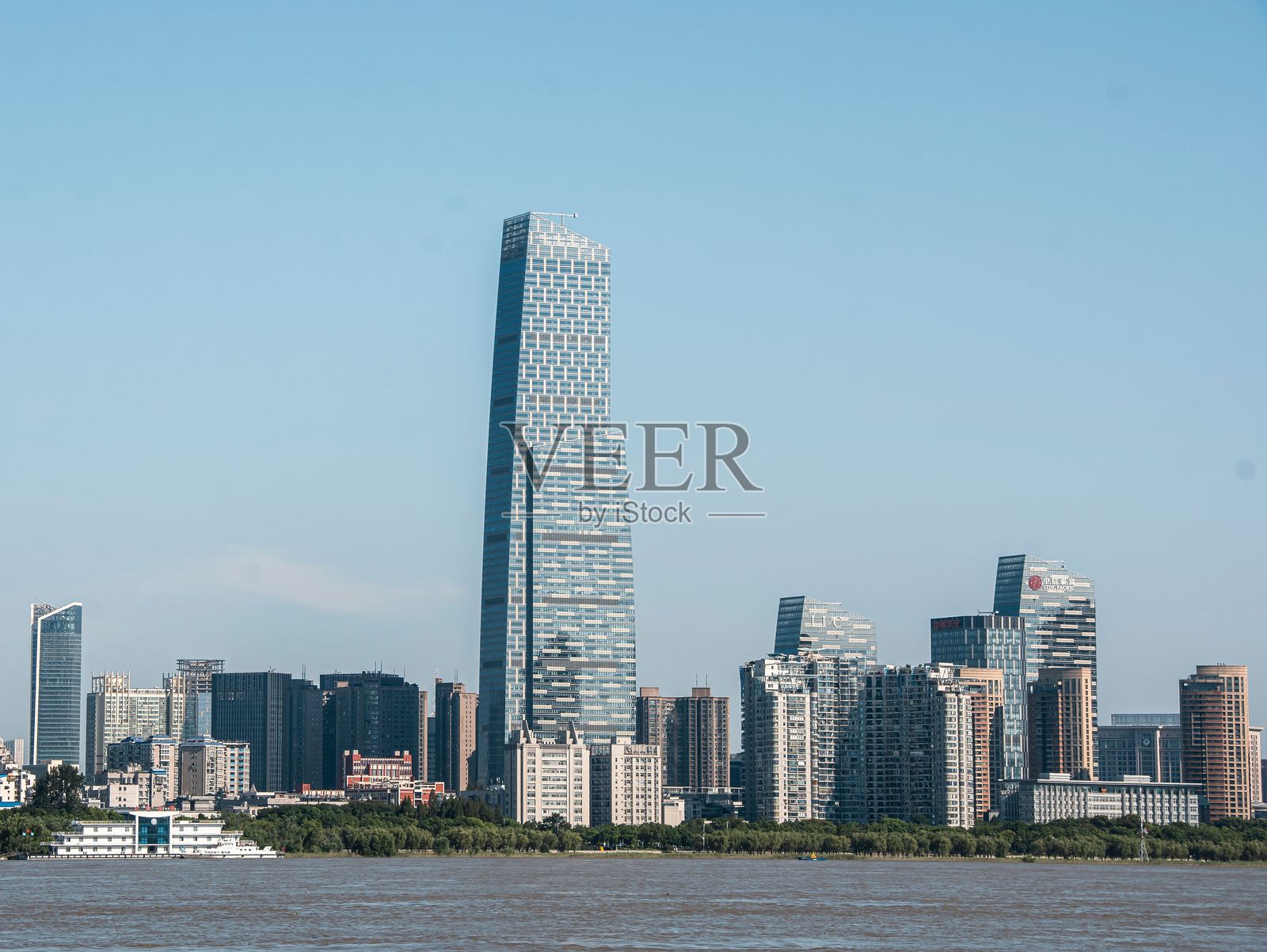 中国武汉绿地金融中心正在建设中的摩天大楼群照片摄影图片