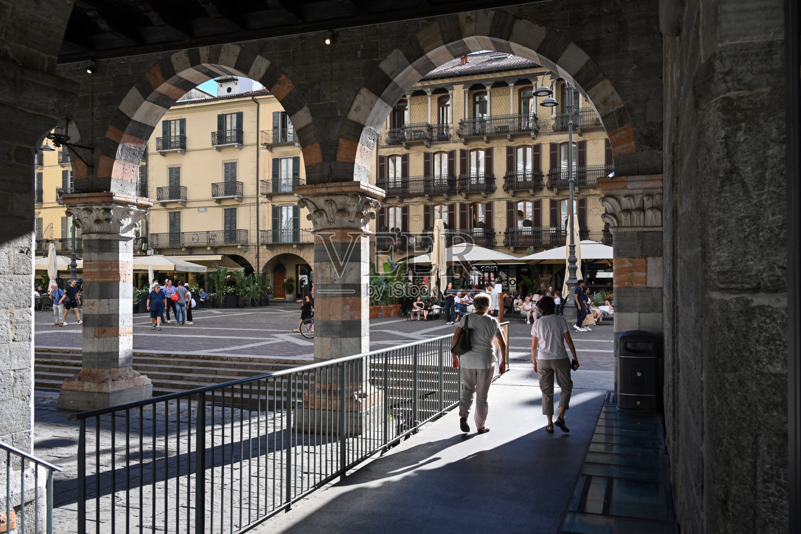 布罗莱托的拱廊（“市政厅”或“市镇房屋”）紧邻科莫大教堂，俯瞰大教堂广场。照片摄影图片