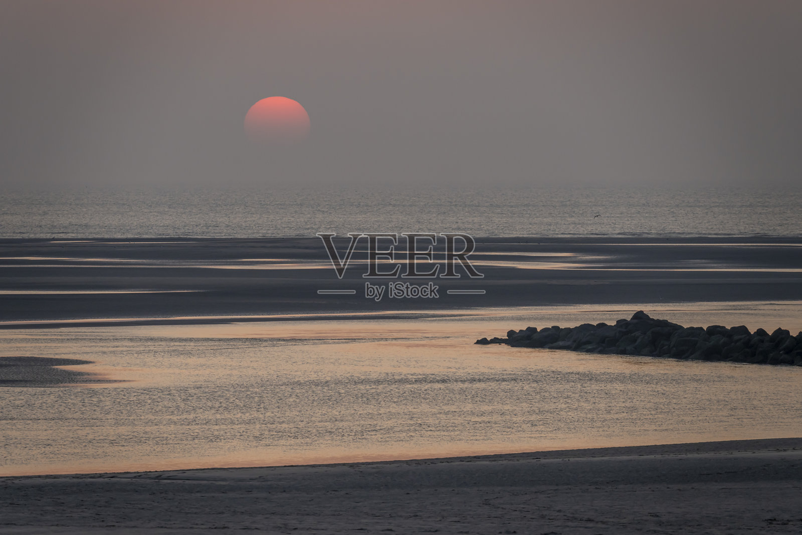 法国贝尔克 - 2024年9月19日：海滩上夕阳下的海面和一只黄色浮标的景色照片摄影图片