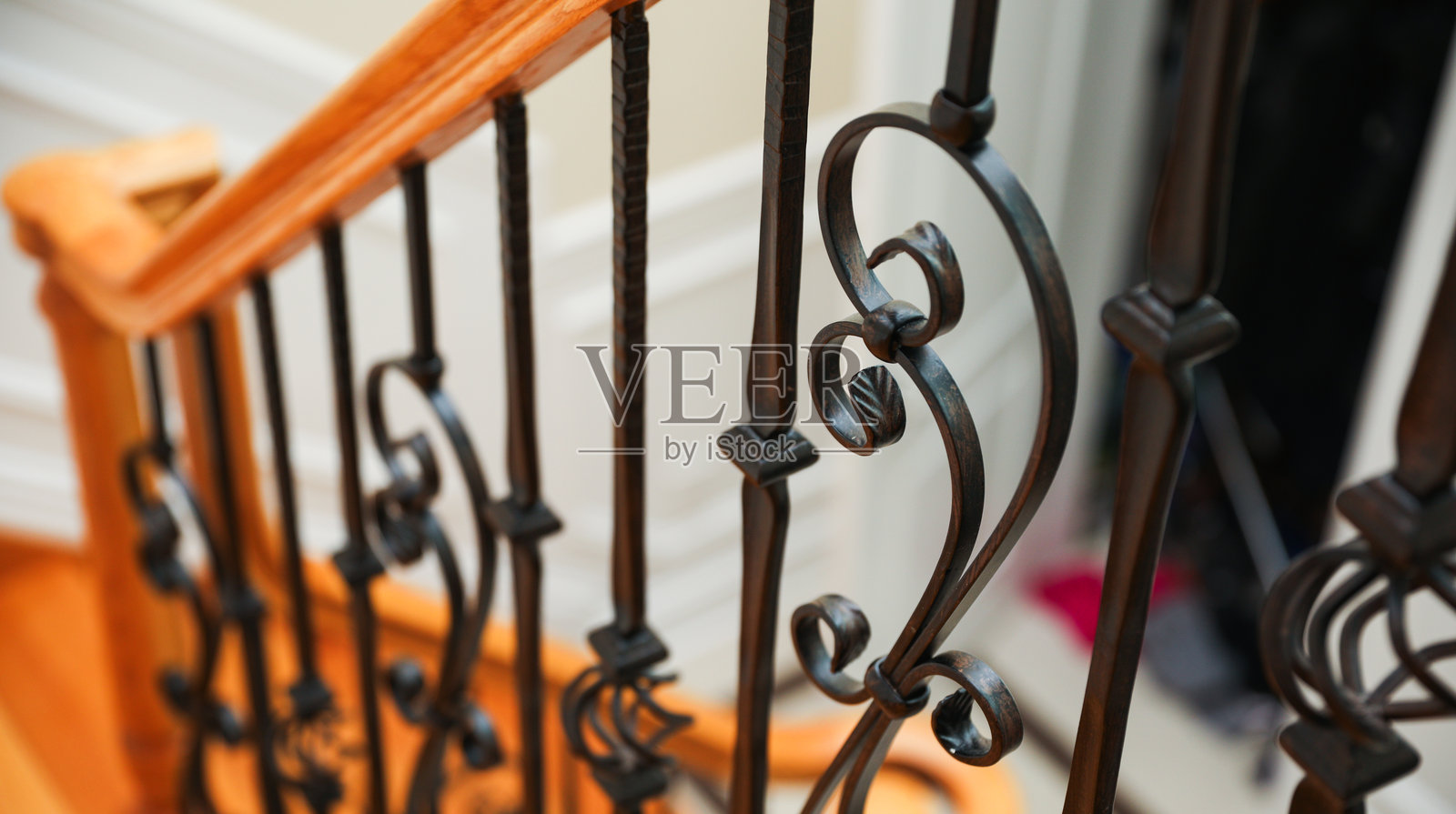 金属栅栏的特写，交错的栏杆象征着安全、界限和分隔。它代表着保护、限制，以及自由与禁锢之间的微妙界限。照片摄影图片