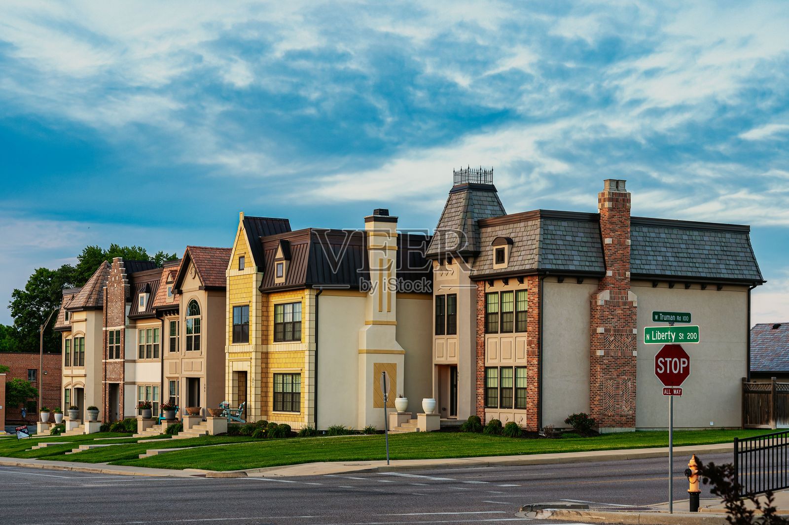 街角一排现代联排别墅，独特的建筑设计照片摄影图片