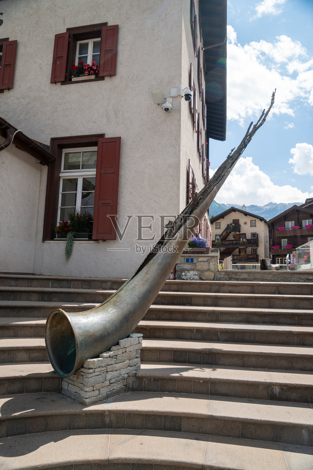 采尔马特台阶上的青铜阿尔卑斯号角雕像照片摄影图片