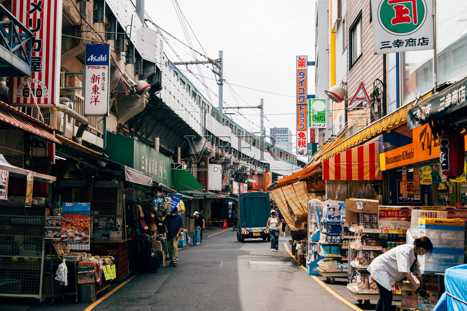 上野的阿美横丁是一个充满活力的街市，提供热闹的商店、美食摊位和当地特产。照片摄影图片