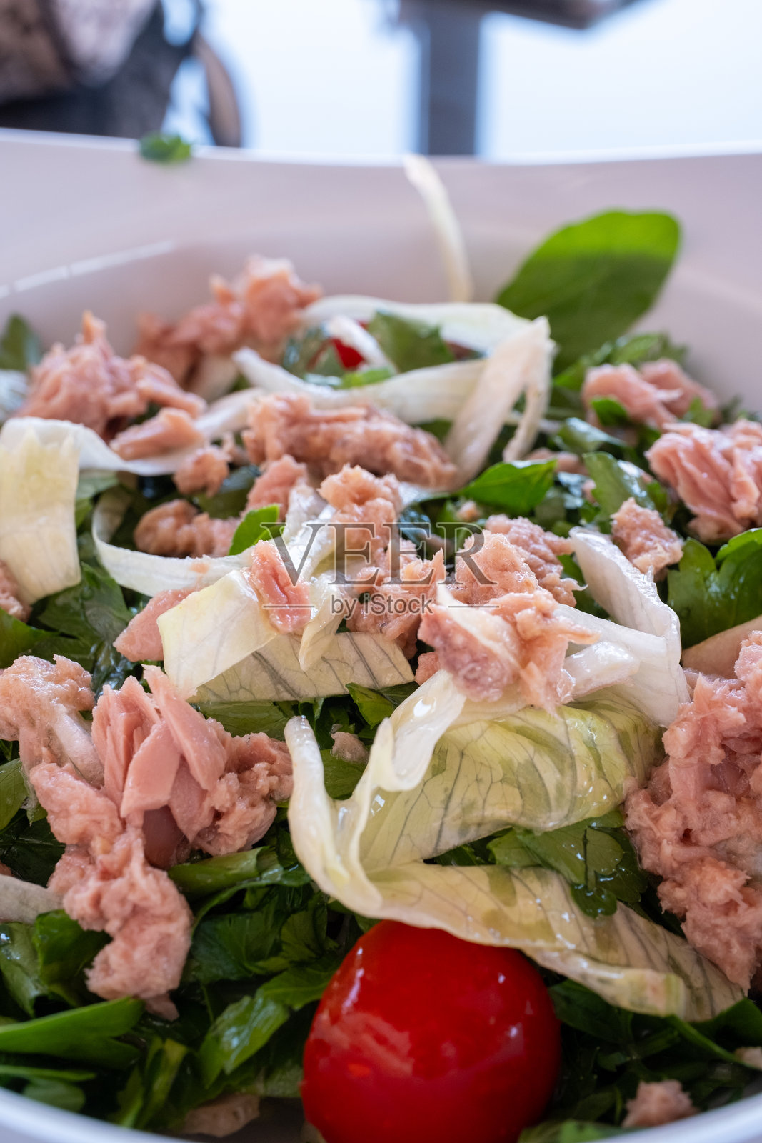 深盘中的金枪鱼沙拉与菠菜特写照片摄影图片