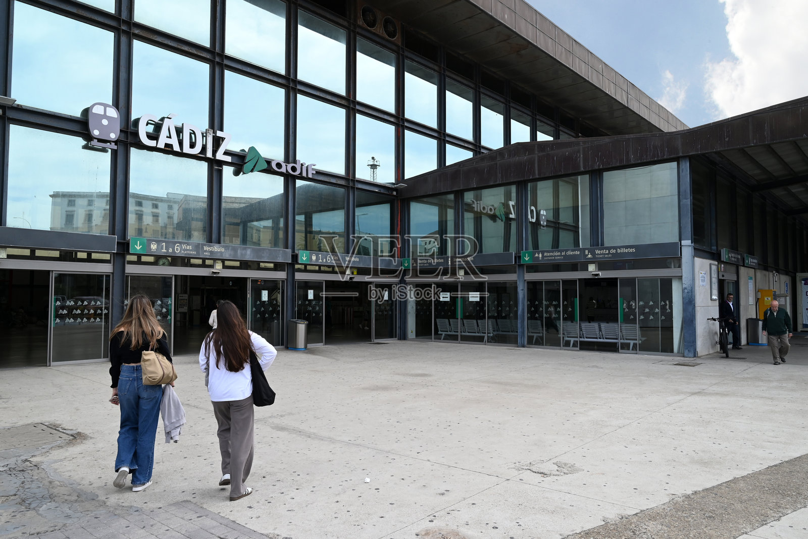 年轻女性抵达卡迪斯火车站照片摄影图片