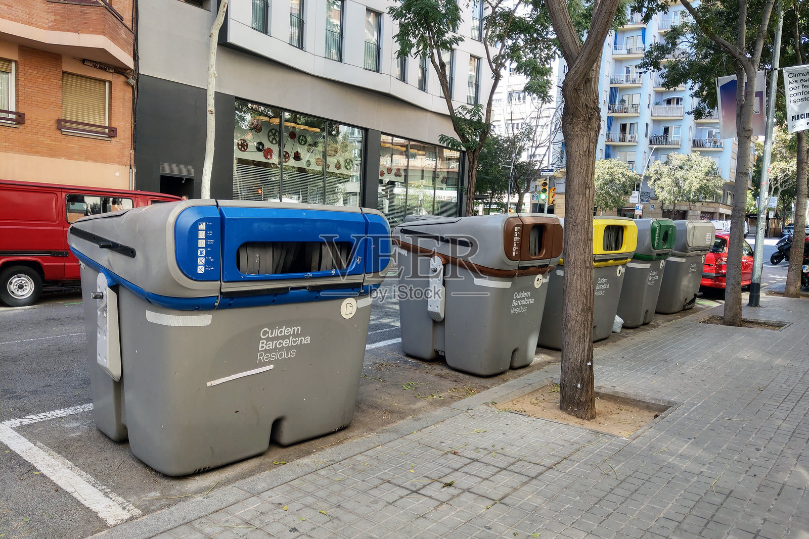 巴塞罗那的城市废物管理 - 街道上的颜色编码回收箱照片摄影图片