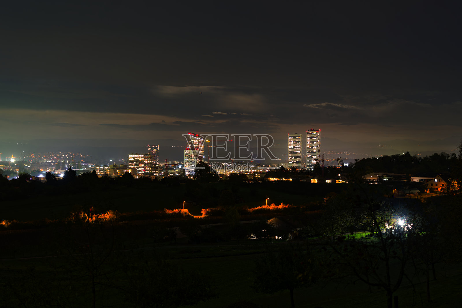 格拉特谷的美丽景色，夜幕下苏黎世北部城市的灯光和天际线，以及斯泰特巴赫。照片摄影图片