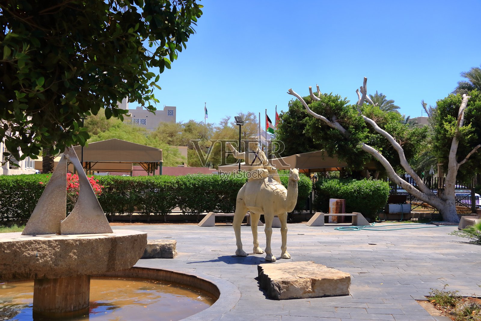 约旦亚喀巴骆驼和马上的男人雕塑照片摄影图片