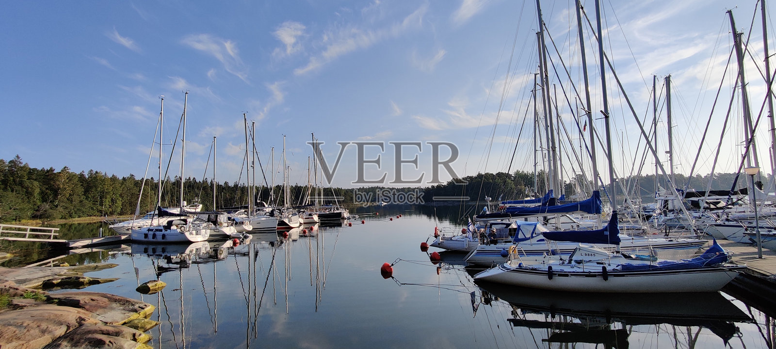 芬兰基尔科努米，2024年9月8日 - 拉赫特拉海港，停泊的帆船，波罗的海中的岛屿照片摄影图片