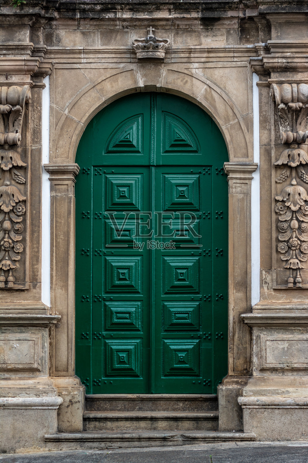 萨尔瓦多市历史中心的慈悲博物馆外立面上的绿色木门。照片摄影图片
