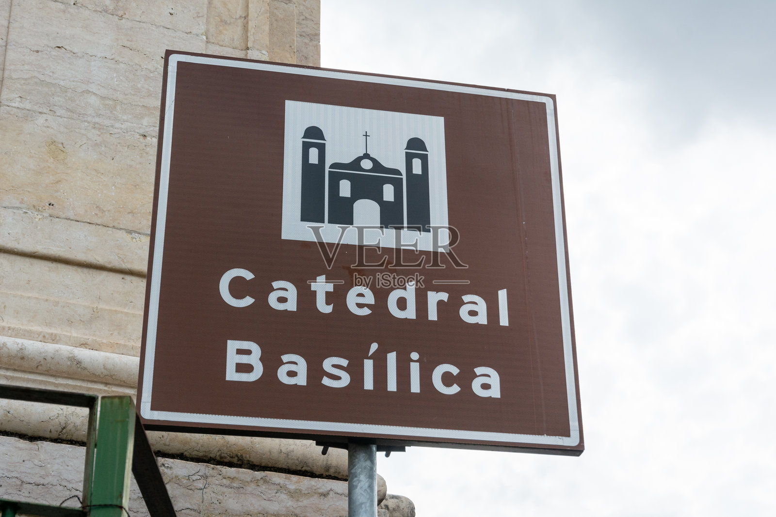 指示巴伊亚州萨尔瓦多市历史中心佩洛里尼奥大教堂的位置的牌匾。照片摄影图片