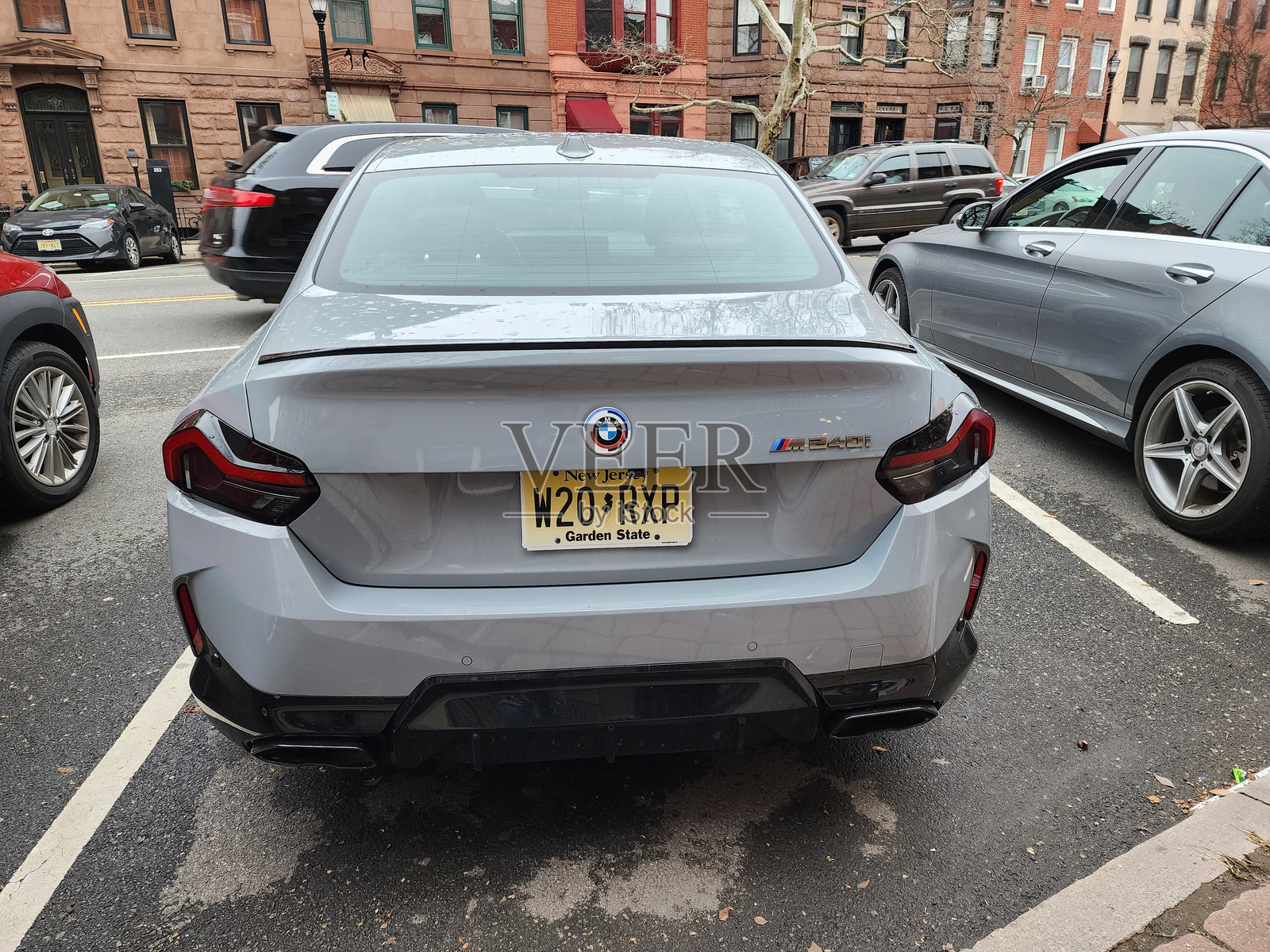 户外停车场停放的豪华BMW 2轿车，背面视角照片摄影图片