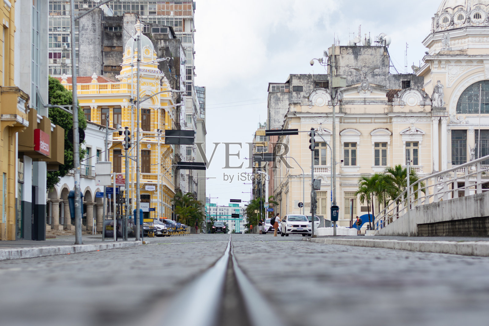 巴伊亚州萨尔瓦多市历史中心著名的智利街的低角度视图。照片摄影图片