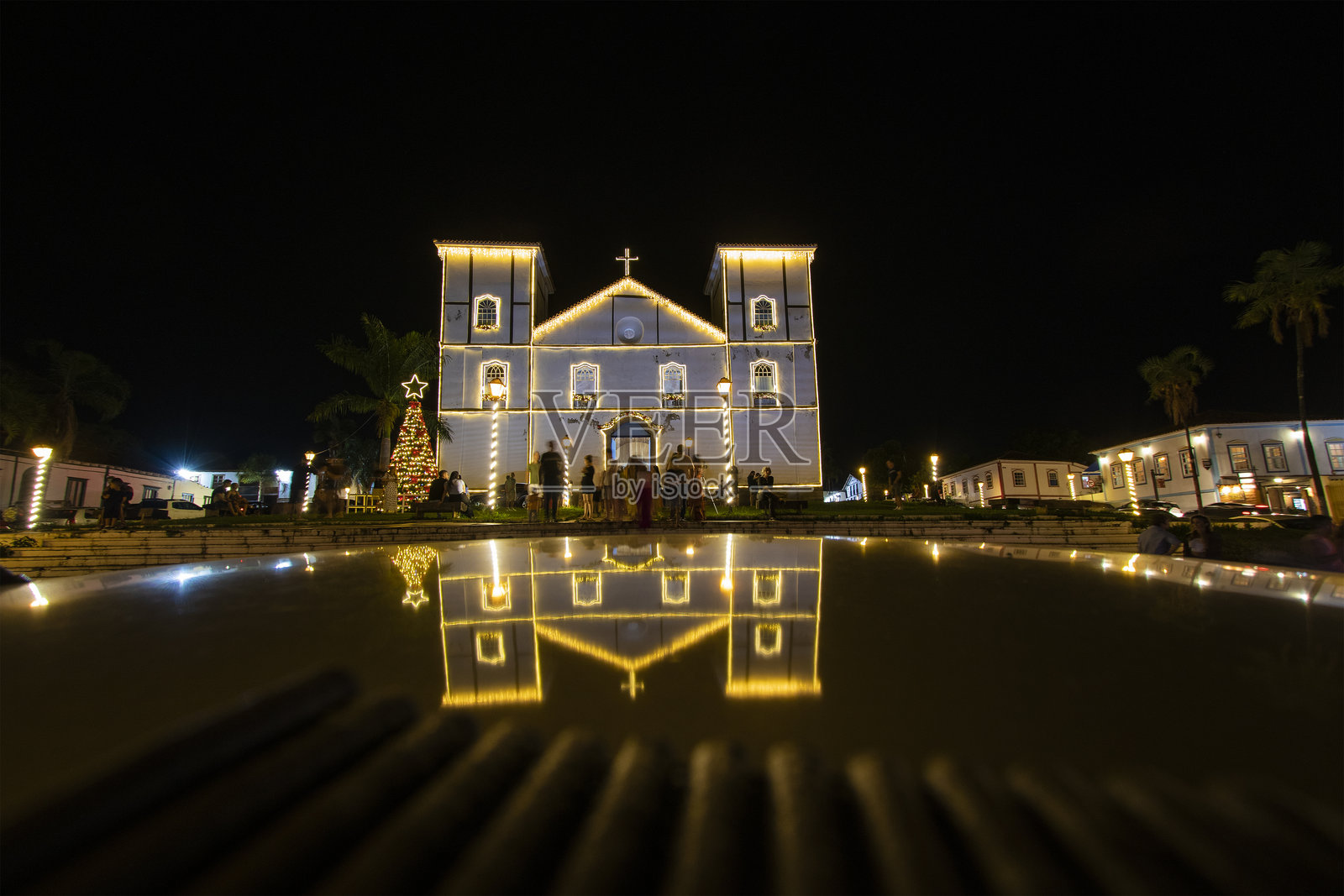 人们在2024年10月欣赏巴西皮雷诺波利斯历史悠久的城市中装饰圣诞节的教堂。照片摄影图片