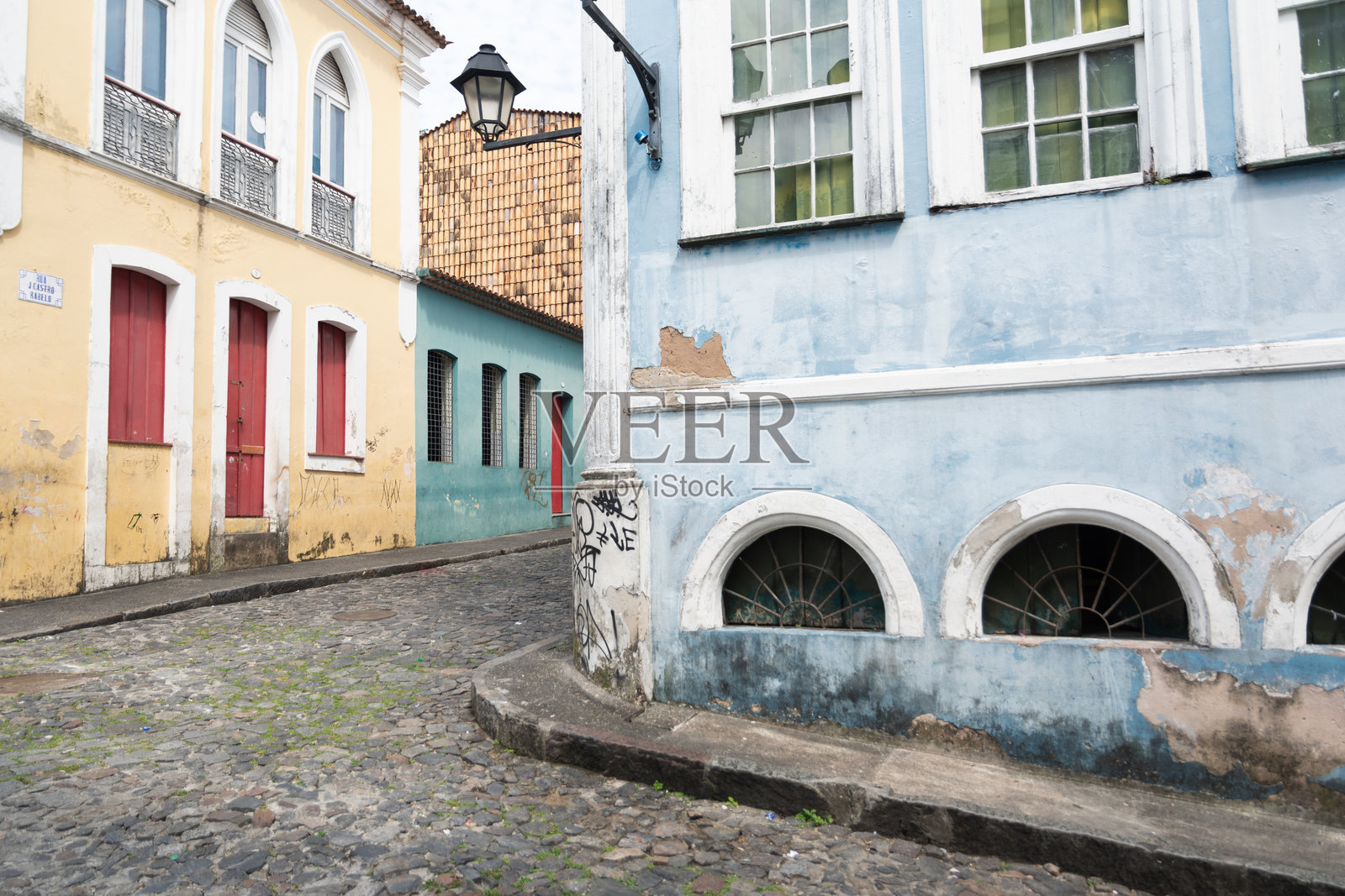 萨尔瓦多，巴伊亚州历史中心佩洛里尼奥的殖民风格房屋外观。照片摄影图片