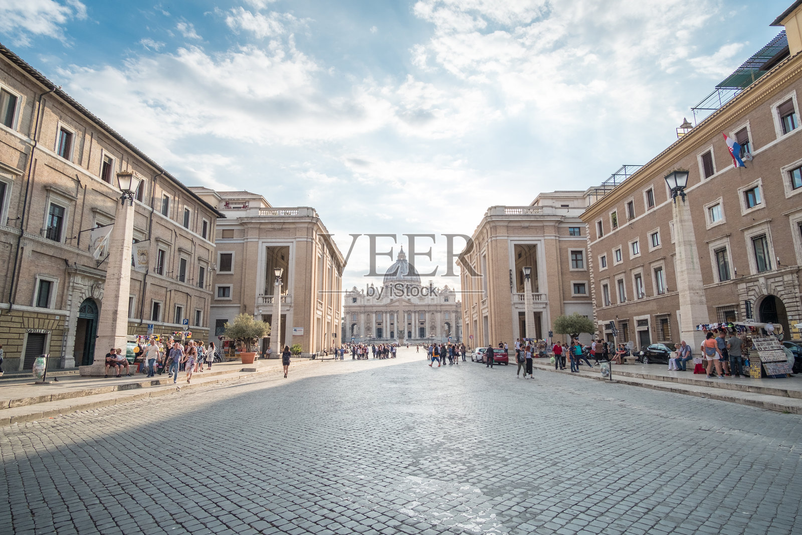 梵蒂冈城,2017年5月17日:游客在圣彼得广场,位于梵蒂冈城圣彼得大教堂前的大广场。照片摄影图片