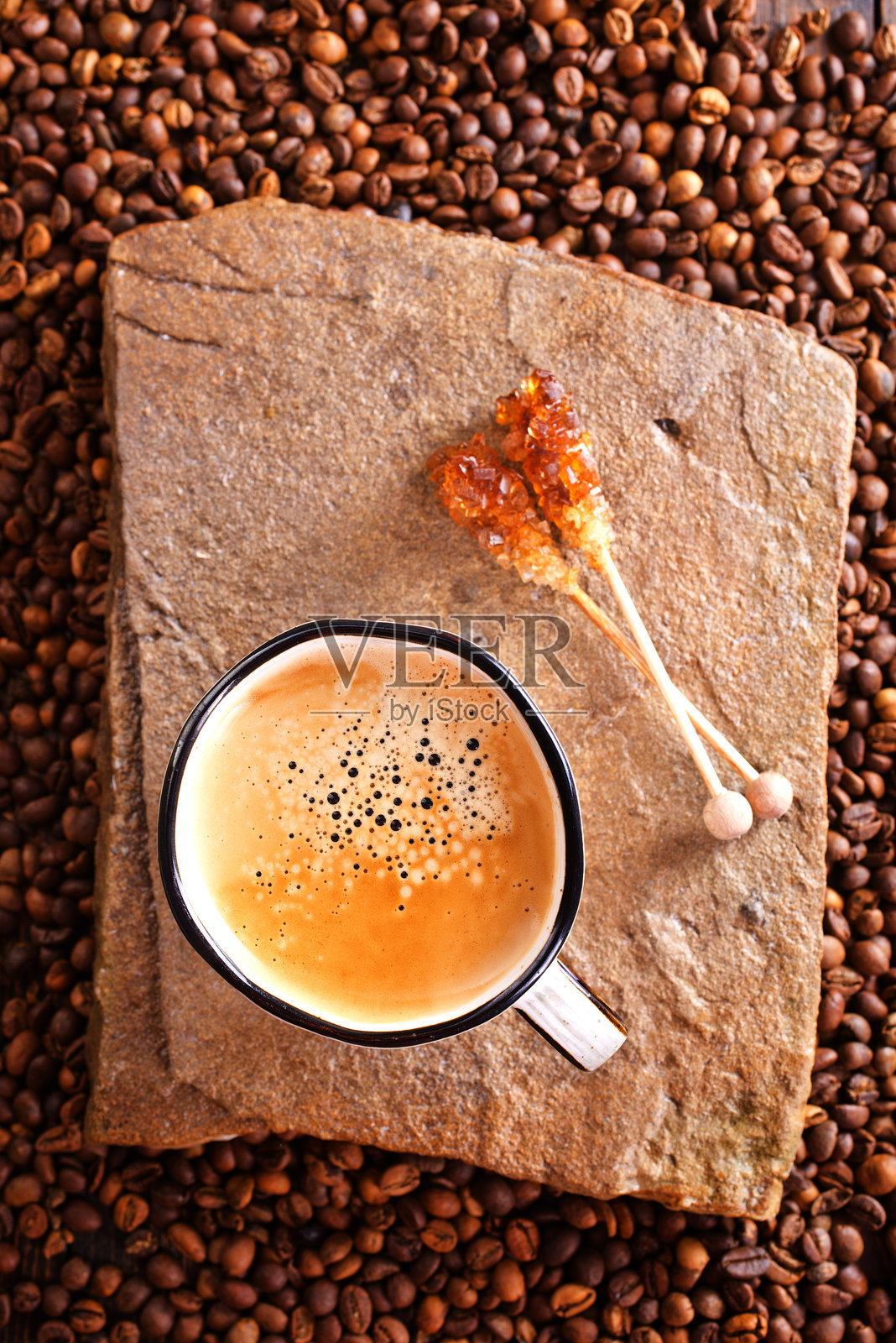 从上方俯瞰，高品质的哥伦比亚咖啡豆，配有热腾腾的咖啡杯。照片摄影图片