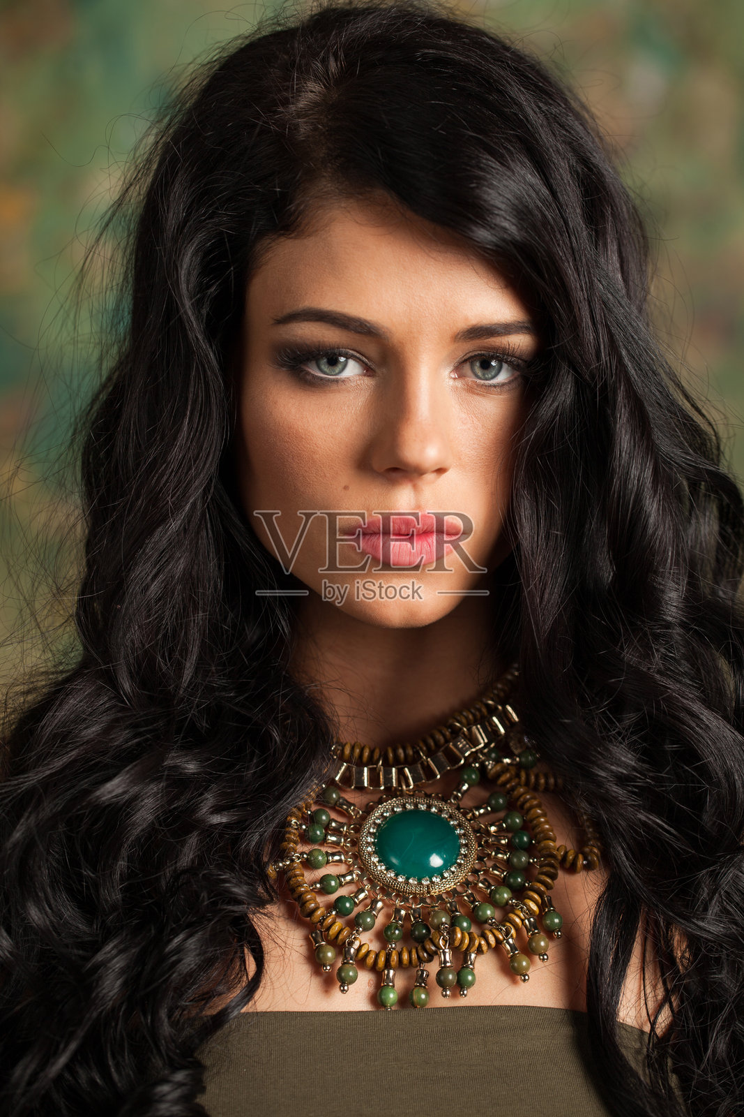 迷人的年轻女性，长波浪卷发，化妆时尚肖像照片摄影图片