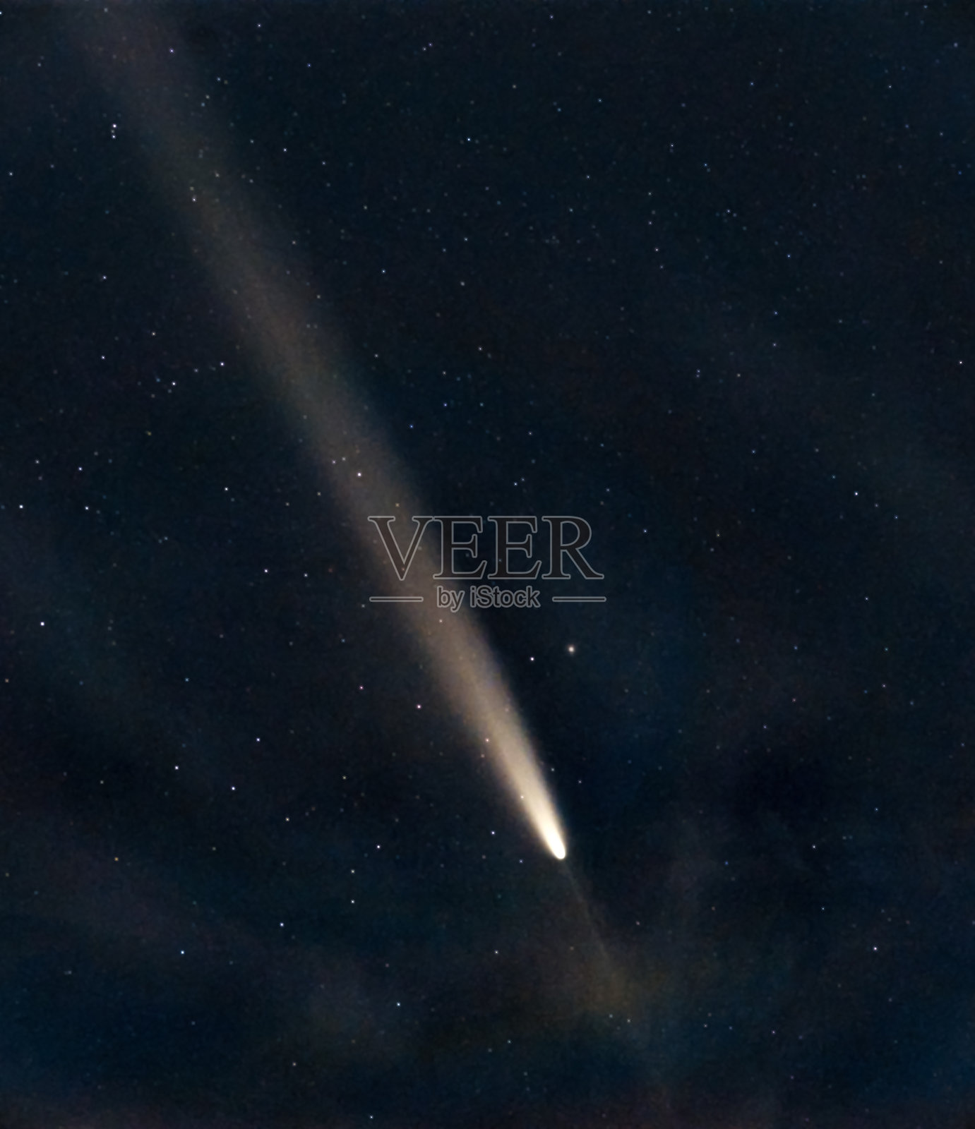 世纪彗星 C/2023 A3 (Tsuchinshan ATLAS)，带有明亮的尾巴和反尾，2024年10月15日，来自意大利托斯卡纳照片摄影图片