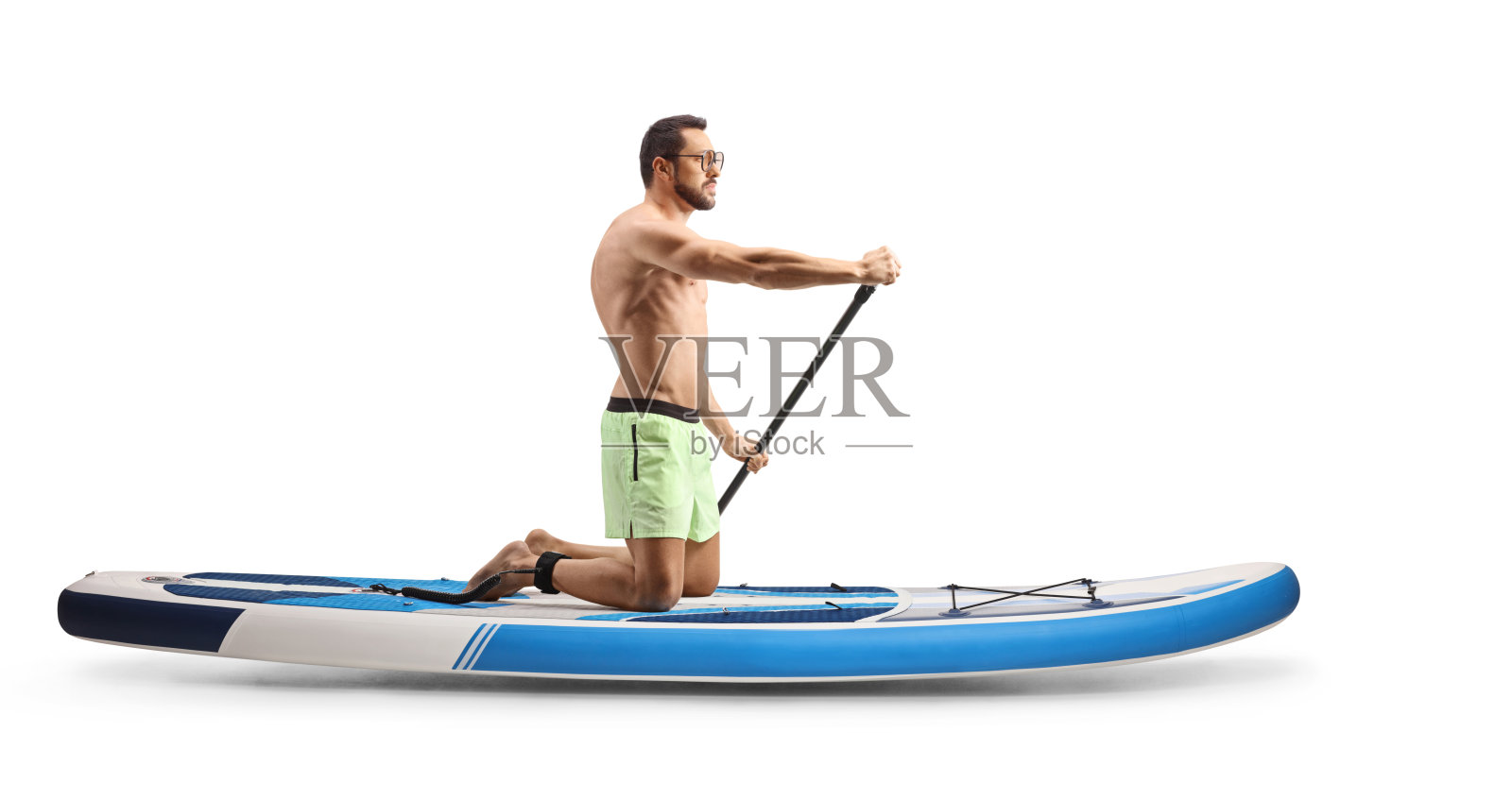 全身侧面照，一名男子跪在立式划水板上划水照片摄影图片